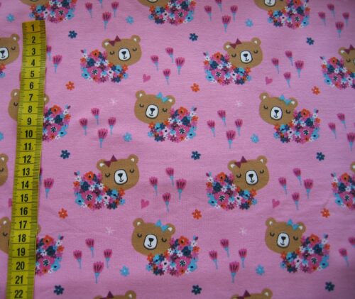 Bären mit Blumen auf rosa