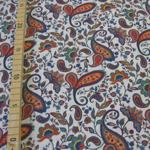 Druckstoff weiß mit blumenartigem Muster (paisley)