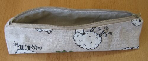 Stifte-Täschchen/Faulenzer Dreieckform Canvas natur mit Schafen