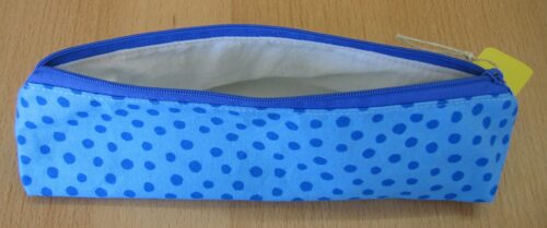 Stifte-Täschchen/Faulenzer Dreieckform hellblau mit dunkelblauen Punkten