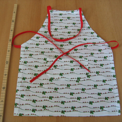 Schürze (Kinder) Baumwolle weiß mit Kleeblättern und Marienkäfern (46x36)