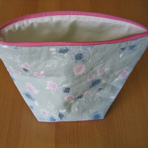 Kosmetiktasche Baumwolle blassgrün mit rosa und blau-grauen Blüten