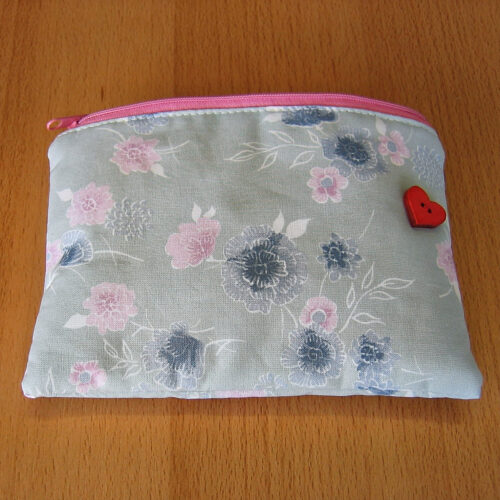 Kosmetiktäschchen Baumwolle blassgrün mit rosa und blau-grauen Blüten