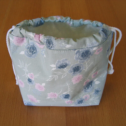 Utensilienbeutel mit Zuziehbändern Baumwolle blassgrün mit rosa und blau-grauen Blüten