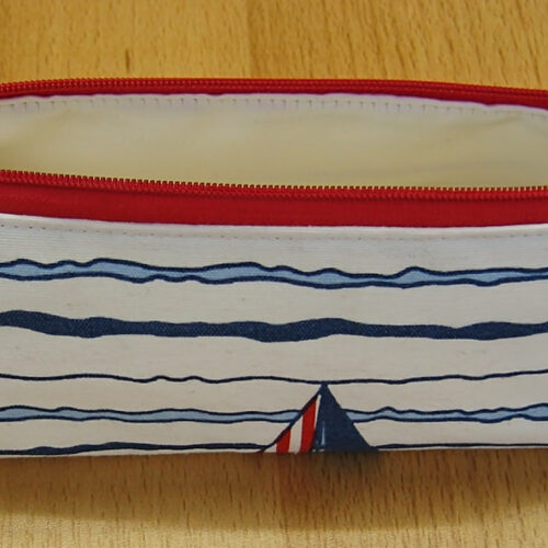 Stifte-Täschchen/Faulenzer Dreieckform Canvas weiß mit Wellen und Segelbooten