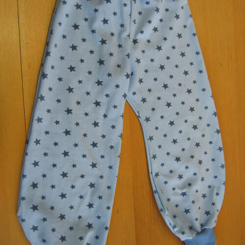 Kinderhose Jersey 104 graue Sterne auf hellblau