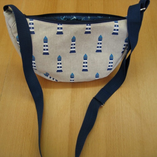 Sicheltasche (halbrunde Tasche) Canvas natur mit blau-weißen Leuchttürmen Gr. S