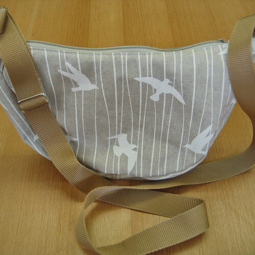 Sicheltasche (halbrunde Tasche) Canvas natur mit weißen Möwen Gr. S